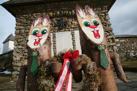 Osterhasenfiguren neben einem Kameradschaftsbunddenkmal